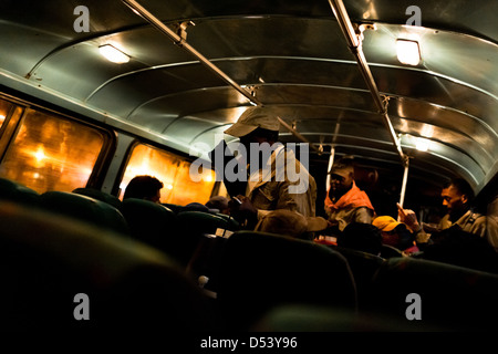 La canna da zucchero frese su un autobus prima di andare a lavorare in un campo vicino a florida, Valle del Cauca, Colombia. Foto Stock