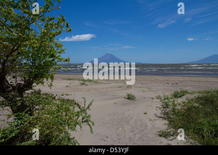 Isola di Ometepe nel lago di Nicaragua fornisce una vista di Volcan Concepcion, vicino a Rivas, Nicaragua Foto Stock