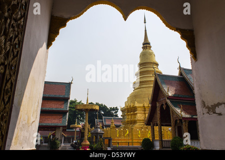 Golden Chedi che è un importante luogo di culto, Phra That Hariphunchai Foto Stock