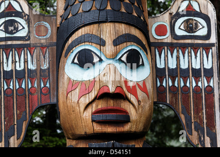 Replica di uccello Kadjuk palo totem pole, Totem Bight State Historical Park, Ketchikan, Alaska Foto Stock