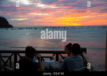 Vista tramonto sull'acqua a San Juan del Sur, Nicaragua Foto Stock