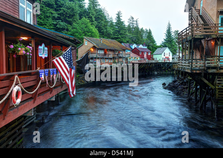 Edifici su palificazioni sopra Ketchikan Creek, storico di Creek Street, Ketchikan, Alaska Foto Stock