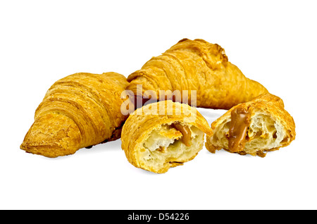 Due interi e una rotta croissant riempiti con latte condensato isolati su sfondo bianco Foto Stock