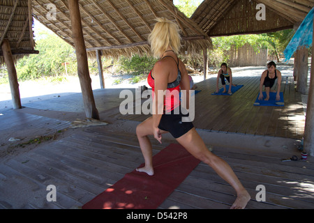 Istruttore Yoga, Payge MacMahon conduce una classe di Morgan's Rock Hacienda & Ecolodge, Nicaragua Foto Stock