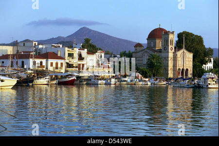 Una serata vista attraverso il porto di Aegina town alla chiesa della Dormizione della Madre di Dio, Foto Stock