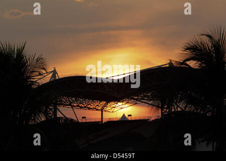 Kuala Lumpur, Malesia, 23 marzo, 2013. Atmosfera come il sole tramonta oltre il circuito - Formula1 nel Campionato del Mondo 2013 - Round 02 al Sepang International Circuit, Kuala Lumpur, Malesia, sabato 23 marzo 2013 Credito/dpa/Alamy Live News Foto Stock