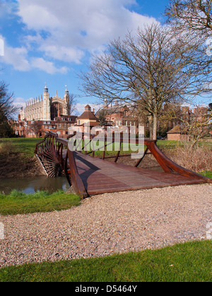 Immagine ritratto di vista posteriore del famoso ponte di legno, Eton College Chapel e degli edifici circostanti e motivi. Foto Stock