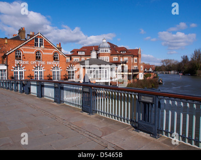 Casa storica sul ponte ristorante raffinato attraverso il Fiume Tamigi Foto Stock