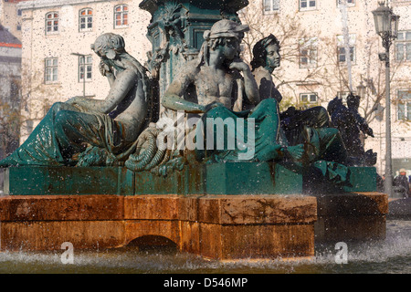 Dettaglio di una delle fontane gemelle in piazza Rossio, Lisbona. Foto Stock