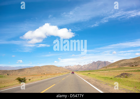 Autostrada che conduce alla montagna Foto Stock