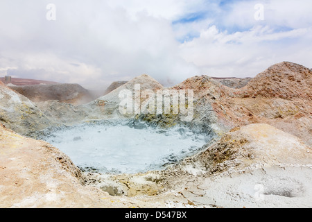 Campo Sol de Mañana con fango bollente in Bolivia Foto Stock