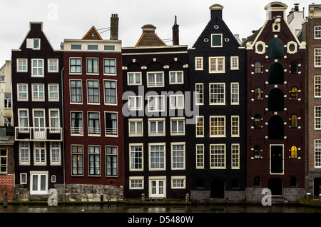 Crooked canal-side case di Amsterdam. orizzontale Foto Stock