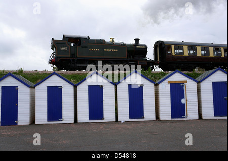 Locomotiva a vapore "Hercules' GWR Classe 4200 - Numero 4277 lasciando Goodrington Sands stazione su una Dartmouth Steam Railway giorno di viaggio Foto Stock