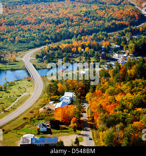 Il Dorset;;Ontario Canada; vicino autostrada # 35 fotografato in autunno formano la torre faro. Foto Stock