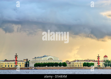 Tempesta nuvole sopra Vasilyevsky isola di San Pietroburgo Foto Stock