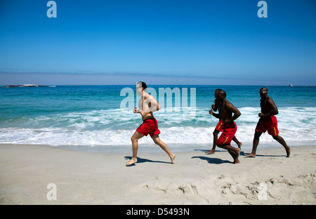 Bagnini di esercitare sulla spiaggia di Camps Bay a Cape Town - Sud Africa Foto Stock