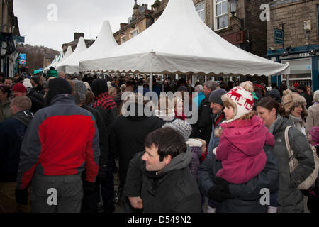 Ramsbottom, Lancashire, Regno Unito domenica 24 marzo, 2013. La folla al quinto annuale Sagra del Cioccolato, tenutasi in Bridge Street, Ramsbottom, ultimi anni vincitore del Manchester Tourism Awards 2012 "Il miglior piccolo evento." Una due giorni di mercato del cioccolato con pasti al fresco, birra tenda, bambini sessioni di artigianato e un mini fattoria. Foto Stock