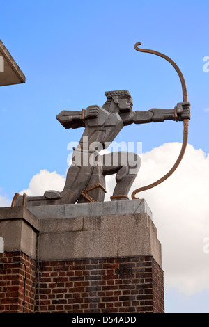 Art Deco statua di un arciere tiro verso Londra presso la stazione della metropolitana di East Finchley Foto Stock