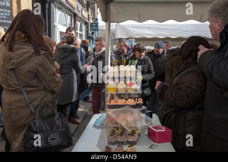 Ramsbottom, Lancashire, Regno Unito domenica 24 marzo, 2013. Pressione di stallo di cioccolato al quinto annuale Sagra del Cioccolato, tenutasi in Bridge Street, Ramsbottom. Il vincitore del Manchester Tourism Awards 2012 "Il miglior piccolo evento." Una due giorni di mercato del cioccolato con pasti al fresco, birra tenda, bambini sessioni di artigianato e un mini fattoria. Foto Stock