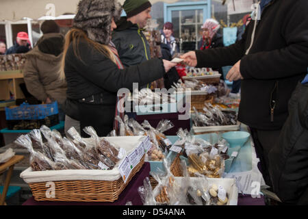 Ramsbottom, Lancashire, Regno Unito domenica 24 marzo, 2013. Le merci in vendita presso il quinto annuale Sagra del Cioccolato, tenutasi in Bridge Street, Ramsbottom. Il vincitore del Manchester Tourism Awards 2012 "Il miglior piccolo evento." Una due giorni di mercato del cioccolato con pasti al fresco, birra tenda, bambini sessioni di artigianato e un mini fattoria. Foto Stock