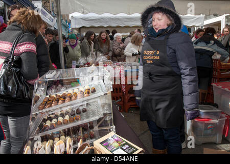 Ramsbottom, Lancashire, Regno Unito domenica 24 marzo, 2013. Guppy i cioccolatini da York al quinto annuale Sagra del Cioccolato, tenutasi in Bridge Street, Ramsbottom. Il vincitore del Manchester Tourism Awards 2012 "Il miglior piccolo evento." Una due giorni di mercato del cioccolato con pasti al fresco, birra tenda, bambini sessioni di artigianato e un mini fattoria. Foto Stock