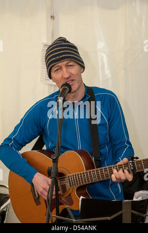 Ramsbottom, Lancashire, Regno Unito domenica 24 marzo, 2013. Colin Barkley una song writer al quinto annuale Sagra del Cioccolato, tenutasi in Bridge Street, Ramsbottom. Il vincitore del Manchester Tourism Awards 2012 "Il miglior piccolo evento." Una due giorni di mercato del cioccolato con pasti al fresco, birra tenda, bambini sessioni di artigianato e un mini fattoria. Foto Stock