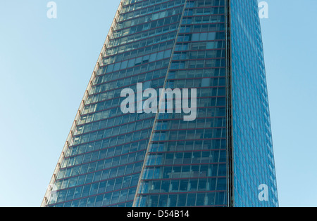 Close-up del coccio (frammento di vetro o London Bridge Tower), 95-storey grattacielo progettato da Renzo Piano, London, England, Regno Unito Foto Stock