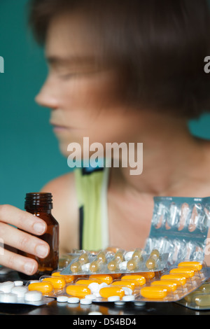 Berlino, Germania, una donna prende pillole Foto Stock