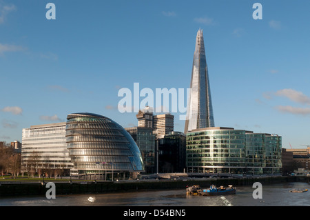 Municipio di Londra (GLA edificio) e il grattacielo Shard come visto dal Tower Bridge, England, Regno Unito Foto Stock