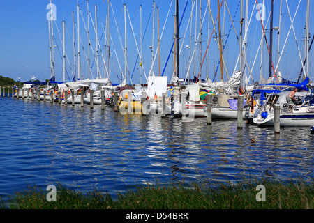 Isola di Hiddensee, barche a vela nel porto di Vitte, Meclemburgo-Pomerania, Germania Foto Stock