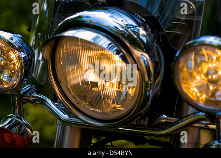 Close-up di motociclo luci, shallow dof, focus su indicatore di direzione sinistro Foto Stock
