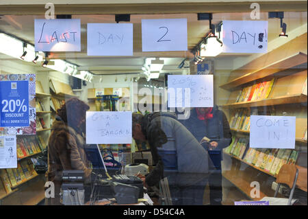 Earlham Street, Londra, Regno Unito. Il 24 marzo 2013. Il dover bookshop con chiusura di segni nella finestra come si chiude a causa di un calo di vendite. Il dover Bookshop in Covent Garden è la chiusura dopo 27 anni, specializzandosi in royalty free immagini e design libri. Foto Stock