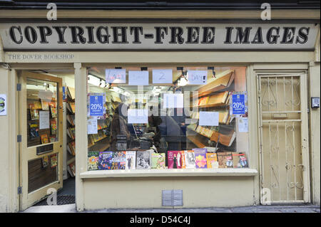 Earlham Street, Londra, Regno Unito. Il 24 marzo 2013. Il dover bookshop con chiusura di segni nella finestra come si chiude a causa di un calo di vendite. Il dover Bookshop in Covent Garden è la chiusura dopo 27 anni, specializzandosi in royalty free immagini e design libri. Foto Stock