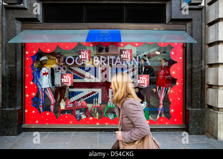 Negozio di souvenir da Piccadilly Circus, London, Regno Unito Foto Stock