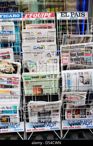 Quotidiani internazionali sulla vendita, London, Regno Unito Foto Stock