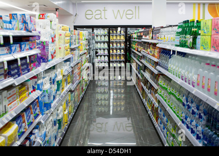 Negozio di generi alimentari prodotti in esposizione presso un Walgreens flagship store. Foto Stock