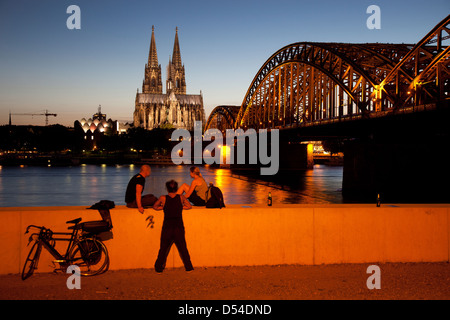 Colonia, Germania, Cityscape con la cattedrale di Colonia di sera Foto Stock