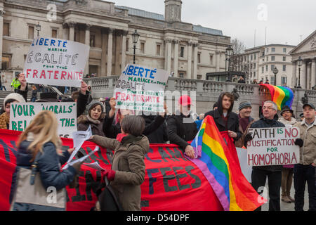 Londra, Regno Unito. Il 24 marzo, 2013. Manifestanti su entrambi i lati dell'argomento sul matrimonio uguaglianza riuniti in Trafalgar Square a Londra. Il 24 marzo 2013. Gli organizzatori della protesta La Manif Pour Tous si svolge a Parigi aveva organizzato una simultanea di eventi di Londra. Un contatore dimostrazioni era stato organizzato da i diritti LGBT sostenitori. Foto Stock