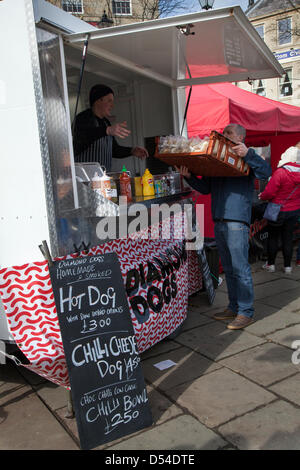 Ramsbottom, Lancashire, Regno Unito domenica 24 marzo, 2013. Il quinto annuale Sagra del Cioccolato, tenutasi in Bridge Street, Ramsbottom. Il vincitore del Manchester Tourism Awards 2012 "Il miglior piccolo evento." Una due giorni di mercato del cioccolato con pasti al fresco, birra tenda, bambini sessioni di artigianato e un mini fattoria. Foto Stock