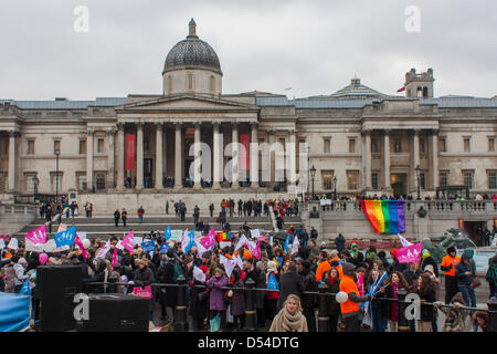 Manifestanti su entrambi i lati dell'argomento sul matrimonio uguaglianza riuniti in Trafalgar Square a Londra. Il 24 marzo 2013. Gli organizzatori della protesta La Manif Pour Tous si svolge a Parigi aveva organizzato una simultanea di eventi di Londra. Un contatore dimostrazioni era stato organizzato da i diritti LGBT sostenitori. Foto Stock