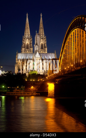 Colonia, Germania, Cityscape con la cattedrale di Colonia di notte Foto Stock