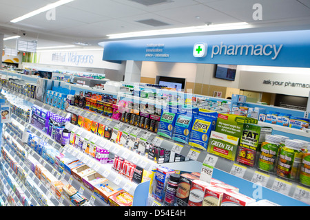 Vitamine e altri supplementi sul visualizzatore in corrispondenza di un Walgreens flagship store. Foto Stock