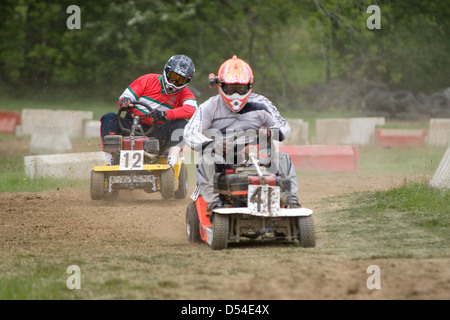 Tosaerba racing, Billingshurst, West Sussex, Regno Unito. Foto di gruppo 3 gara del tosaerba in corso. Foto Stock