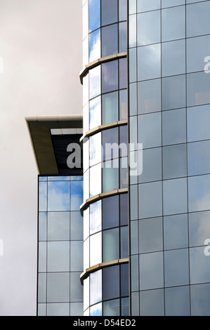 Il lato di un vetro frontale in ufficio edificio grattacielo Foto Stock