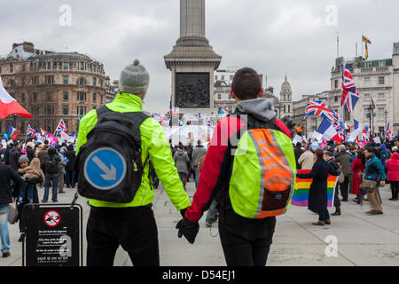 Una coppia gay guarda in costernazione. Manifestanti su entrambi i lati dell'argomento sul matrimonio uguaglianza riuniti in Trafalgar Square a Londra. Il 24 marzo 2013. Gli organizzatori della protesta La Manif Pour Tous si svolge a Parigi aveva organizzato una simultanea di eventi di Londra. Un contatore dimostrazioni era stato organizzato da i diritti LGBT sostenitori. Foto Stock