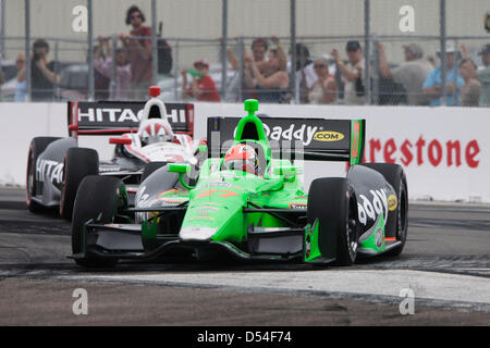 Marzo 24, 2013 - San Pietroburgo, Florida, Stati Uniti - Sarà VRAGOVIC | Orari .James Hinchcliffe tira attraverso la spira 1 in testa nel corso della Honda Grand Prix di San Pietroburgo, domenica 24 marzo, 2013. (Credito Immagine: © sarà Vragovic/Tampa Bay volte/ZUMAPRESS.com) Foto Stock