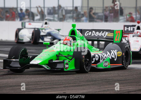 Marzo 24, 2013 - San Pietroburgo, Florida, Stati Uniti - Sarà VRAGOVIC | Orari .James Hinchcliffe tira attraverso la spira 1 in testa nel corso della Honda Grand Prix di San Pietroburgo, domenica 24 marzo, 2013. (Credito Immagine: © sarà Vragovic/Tampa Bay volte/ZUMAPRESS.com) Foto Stock