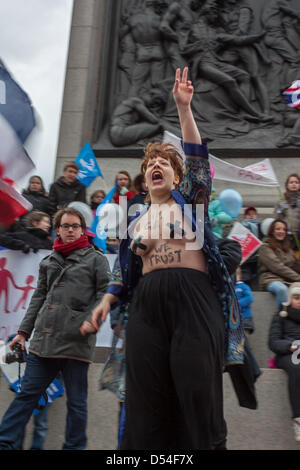 FEMEN stati Eliza Goroya prende posizione dietro la fase. Manifestanti su entrambi i lati dell'argomento sul matrimonio uguaglianza riuniti in Trafalgar Square a Londra. Il 24 marzo 2013. Gli organizzatori della protesta La Manif Pour Tous si svolge a Parigi aveva organizzato una simultanea di eventi di Londra. Un contatore dimostrazioni era stato organizzato da i diritti LGBT sostenitori. Foto Stock