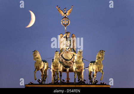 Berlino, Germania, la Quadriga di nastro Burger porta con mezzaluna in background Foto Stock