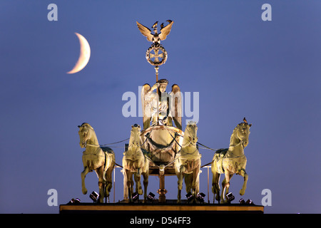 Berlino, Germania, la Quadriga di nastro Burger porta con mezzaluna in background Foto Stock